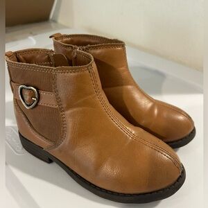 Pre-Owned Booties for Girls. Size 10M. With signs of wear/tear.